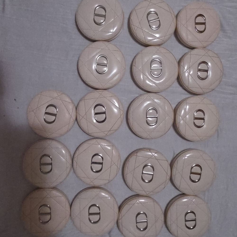 As is Dior 18 piece mix of highlighter, bronzer it's brand new but damaged when